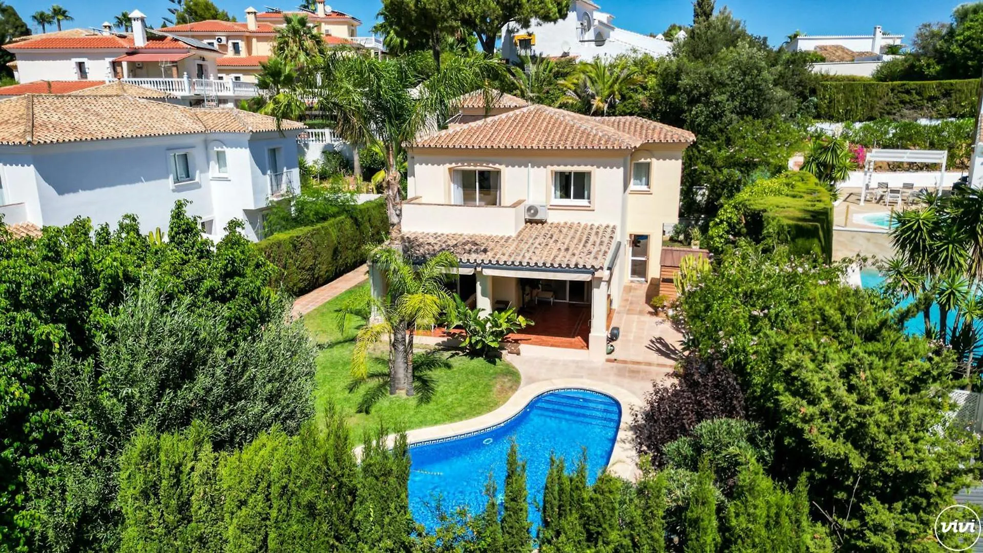 Vivi Homes -Villa Alpetona Private Pool, Garden & Beach Sitio de Calahonda Villa
