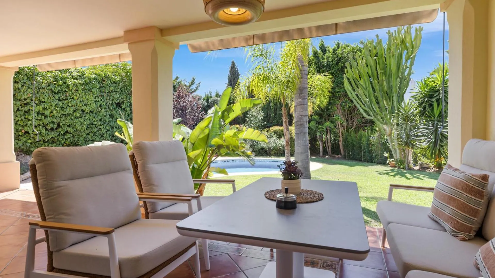 Vivi Homes -Villa Alpetona Private Pool, Garden & Beach Sitio de Calahonda Villa