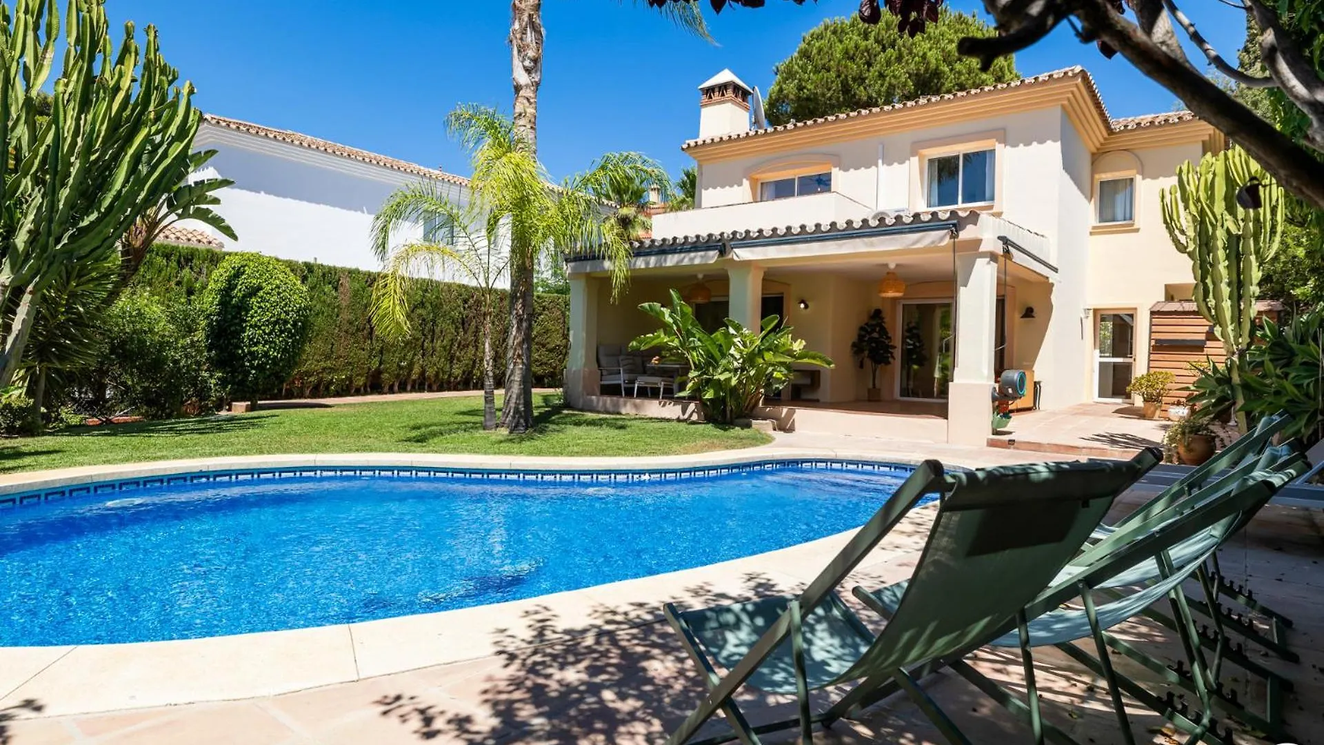 Vivi Homes -Villa Alpetona Private Pool, Garden & Beach Sitio de Calahonda