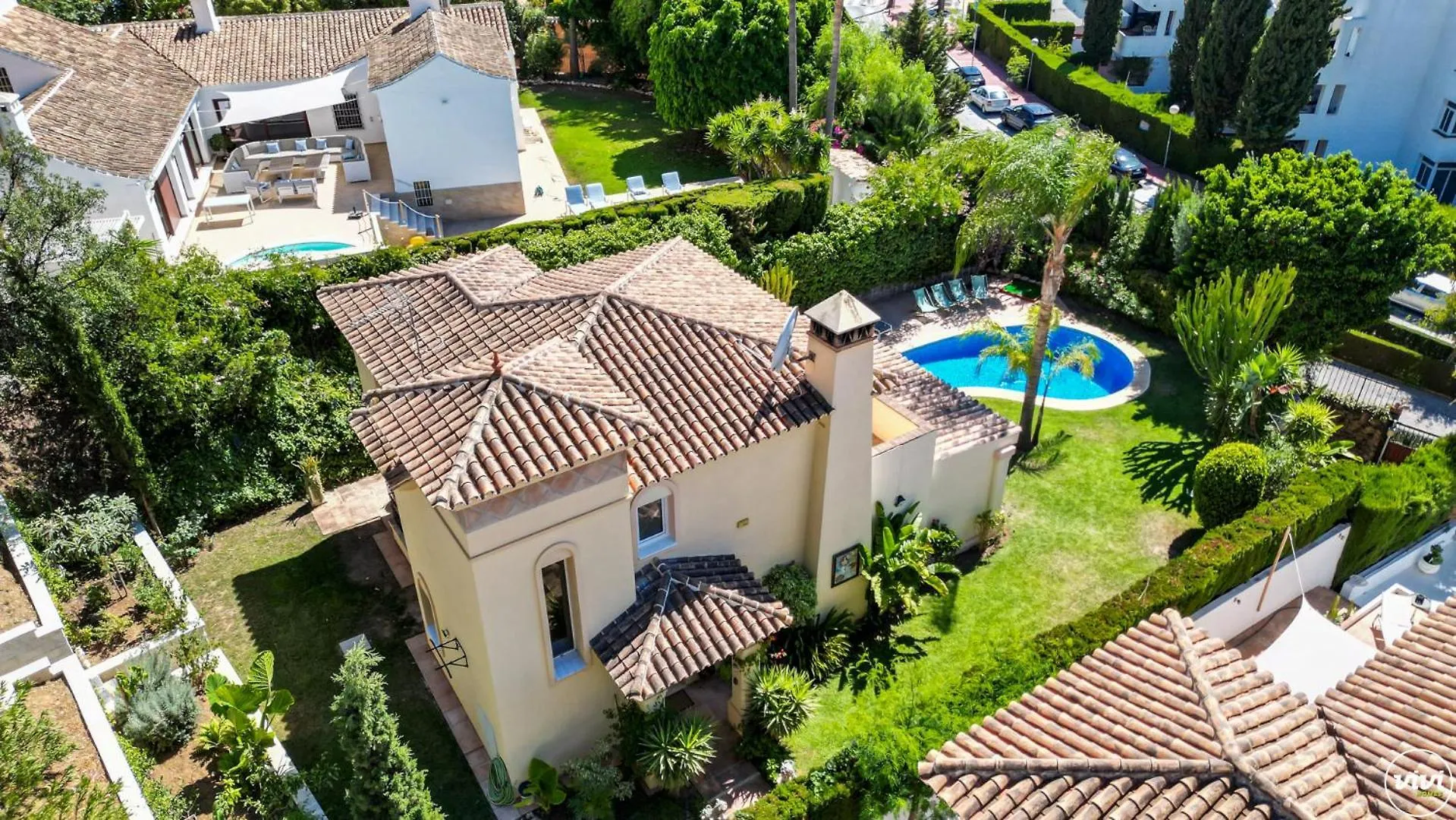Vivi Homes -Villa Alpetona Private Pool, Garden & Beach Sitio de Calahonda Villa