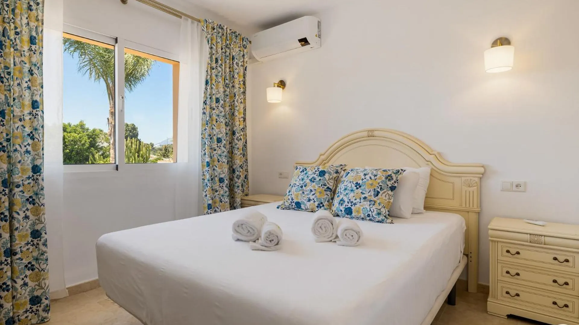 Vivi Homes -Villa Alpetona Private Pool, Garden & Beach Sitio de Calahonda 0*,  Espanha