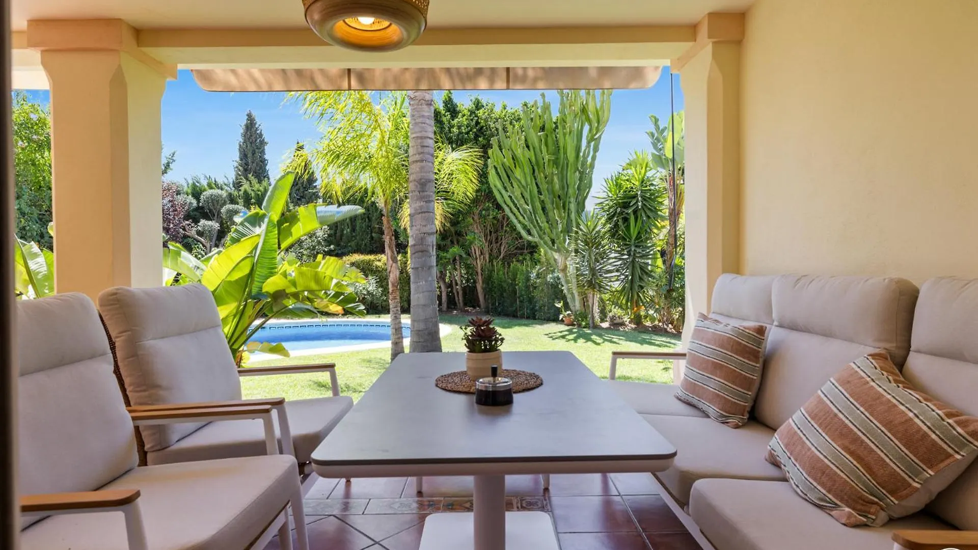Villa Vivi Homes -Villa Alpetona Private Pool, Garden & Beach Sitio de Calahonda