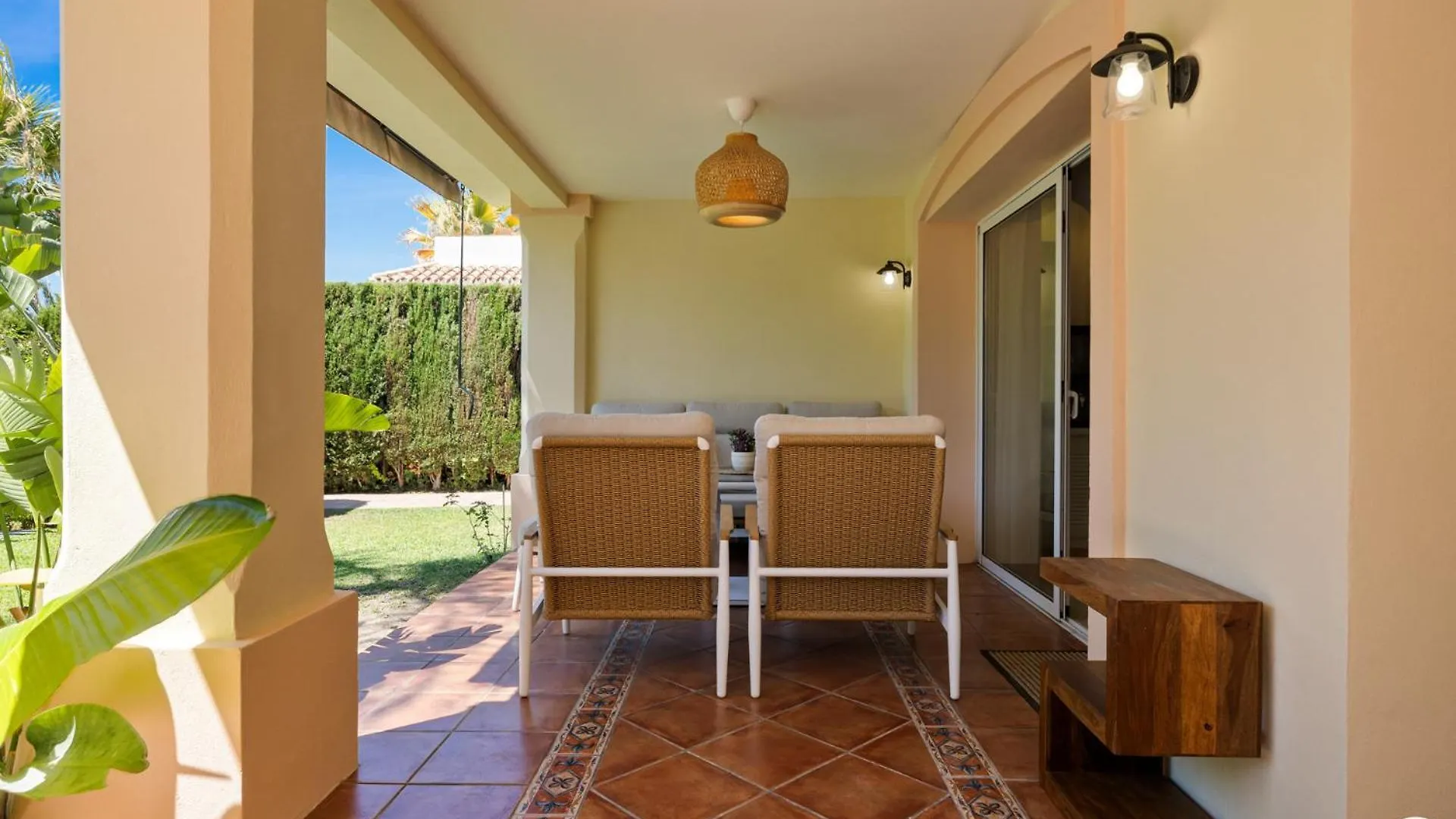 Vivi Homes -Villa Alpetona Private Pool, Garden & Beach Sitio de Calahonda Villa